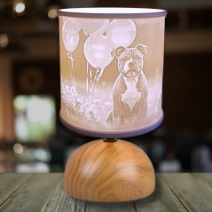 Fotolampa: Stolní lampa s vlastními fotografiemi –⁠ hnědý keramický podstavec s motivem dřeva