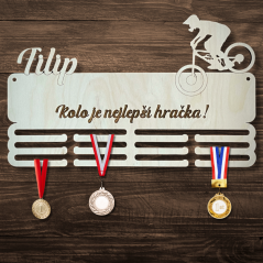 Věšák na medaile se jménem a textem –⁠ cyklistika/horské kolo (chlapci)