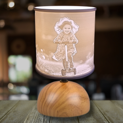 Fotolampa: Stolní lampa s vlastními fotografiemi –⁠ hnědý keramický podstavec s motivem dřeva